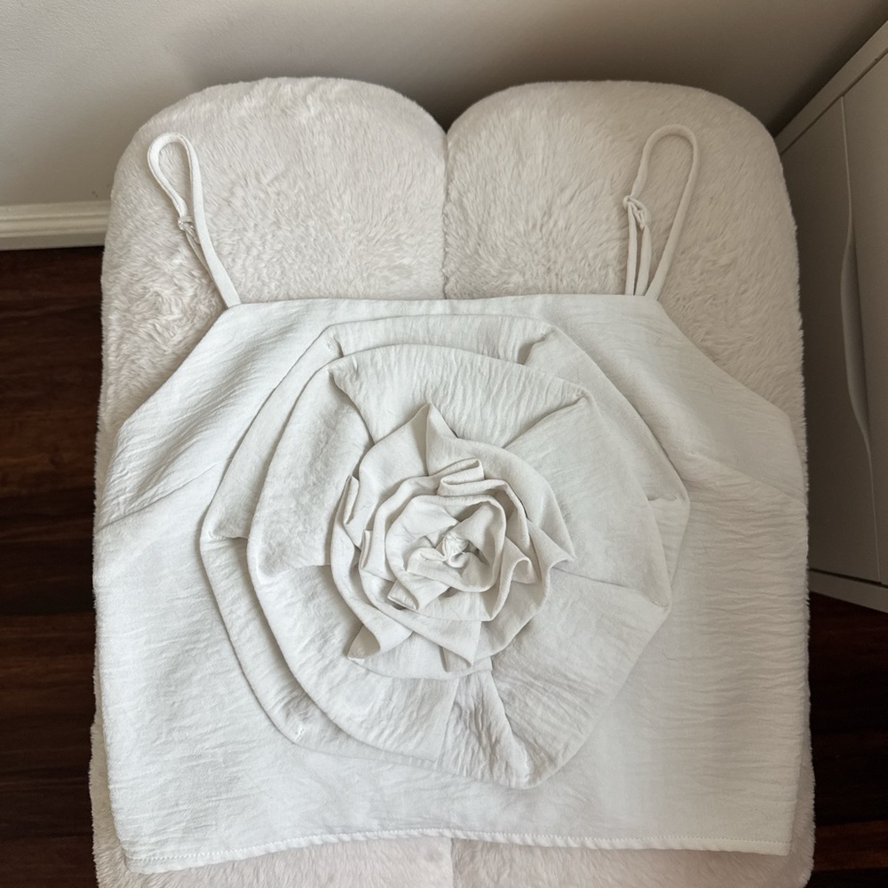 White Flower Top - Great Condition